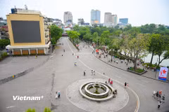 Sáng 26/4, ngày thứ 2 trong kỳ nghỉ Giỗ Tổ Hùng Vương, nhiều tuyến phố trung tâm Hà Nội đặc biệt khu vực phố đi bộ Hồ Gươm trở nên vắng hơn thường ngày. (Ảnh: Minh Sơn/Vietnam+) 