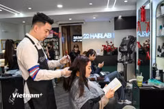 Chị em chờ làm đẹp từ sáng tới khuya ngày cận Tết Nguyên đán 