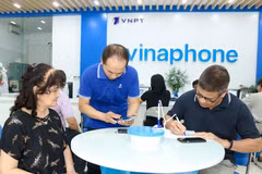 Các điểm giao dịch của VinaPhone tăng cường nhân sự hỗ trợ người dân xác thực thuê bao. (Ảnh: VinaPhone)