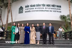 Phu nhân Thủ tướng Singapore tham quan Bảo tàng Dân tộc học Việt Nam