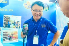 Đặc biệt, trực tiếp tại hội chợ các gian hàng tổ chức livestream không gian số trên các nền tảng mạng xã hội để quảng bá thêm về thương hiệu của mình. (Ảnh: Bảo Ngọc/Vietnam+)