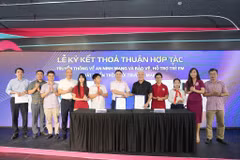 Lễ ký kết Biên bản ghi nhớ (MOU) giữa Hiệp hội An ninh mạng Quốc gia và TikTok nhằm hiện thực hóa cam kết đảm bảo an toàn cộng đồng và phối hợp triển khai sâu rộng các hoạt động truyền thông về an ninh mạng tại Việt Nam. (Ảnh: PV/Vietnam+)