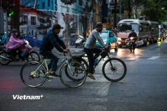 Không khí lạnh khiến bầu trời Hà Nội khoác lên mình màu xám nhạt đặc trưng của mùa đông. (Ảnh: Minh Sơn/Vietnam+)