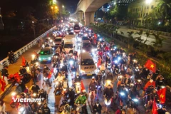 Người dân đổ ra đường ăn mừng chiến thắng của tuyển bóng đá nam Việt Nam