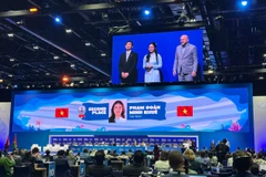 Em Phạm Đoàn Minh Khuê, lớp 10C2 trường Trung học Phổ thông Chuyên Lê Quý Đôn, quận Sơn Trà, thành phố Đà Nẵng đã xuất sắc đạt Giải Nhì Quốc tế. (Ảnh: Vietnam Post)