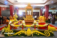 Khu vực đặt xá lợi bên trong chùa Quán Sứ được bài trí trang trọng tạo không gian thiêng liêng, thanh tịnh. (Ảnh: PV/Vietnam+)