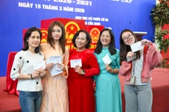 Người dân Thủ đô rạng rỡ đi bỏ phiếu trong 'ngày hội non sông' của cả nước