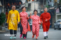 Người dân Thủ đô dậy sớm tận hưởng không khí sáng Mùng 1 Tết Bính Ngọ