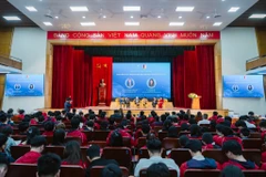 Giáo sư Richard Henry Friend (Đại học Cambridge - Anh, Chủ tịch Hội đồng Giải thưởng VinFuture) cùng Tiến sỹ Jayshree Seth giao lưu cùng các sinh viên Đại học Bách Khoa. (Ảnh: PV/Vietnam+)