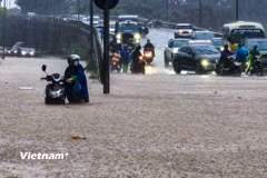 Hoàn lưu cơn bão số 11 (bão Matmo) gây mưa lớn từ nửa đêm đến sáng 7/10 làm hàng chục điểm trung tâm Hà Nội ngập sâu; Đài Khí tượng Thủy văn Bắc Bộ dự báo mưa rất to kèm giông sẽ kéo dài. (Ảnh: Hoài Nam/Vietnam+)