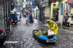 Người dân phải giao bún bằng thuyền. (Ảnh: Hoài Nam/Vietnam+)