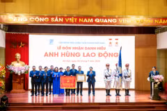 Đồng chí Phạm Minh Chính, Thủ tướng Chính phủ đã trao tặng danh hiệu Anh hùng Lao động cho tập thể Lãnh đạo, cán bộ công nhân viên, người lao động VNPT. (Ảnh: Minh Sơn/Vietnam+)