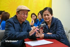 Thông qua việc quét mã QR bằng điện thoại thông minh, cử tri có thể nhanh chóng kiểm tra các thông tin liên quan quyền bầu cử của mình, kịp thời phản ánh, chỉnh sửa nếu có sai sót. (Ảnh: Minh Sơn/Vietnam+)