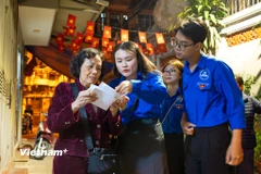 'Nước rút' chuẩn bị phiếu bầu, gõ cửa từng nhà phát thẻ cử tri ở Hà Nội 