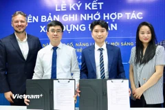 Sáng 31/3 tại Hà Nội, Đoàn Thanh niên Cộng sản Hồ Chí Minh Chính phủ và BHub Group đã chính thức ký kết Biên bản ghi nhớ hợp tác (MOU) xây dựng Đề án “Nâng cao năng lực số, năng lực đổi mới sáng tạo của tuổi trẻ Chính phủ, giai đoạn 2026-2030." (Ảnh: Bảo Ngọc/Vietnam+)
