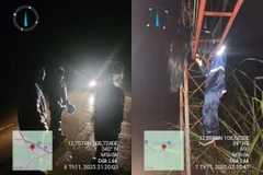 Nhân viên VNPT xuyên bão để giữ liên lạc. (Ảnh: VNPT)