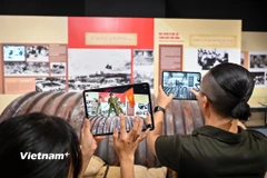 Khách tham quan có thể dễ dàng hoà mình vào những thời khắc lịch sử của dân tộc bằng công nghệ AR. (Ảnh: Minh Sơn/Vietnam+)