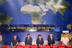 Trung tâm Vũ trụ Việt Nam đã tổ chức lễ gắn biển và khai trương Bảo tàng Vũ trụ Việt Nam tại Khu Công nghệ cao Hòa Lạc (Hà Nội). (Ảnh: PV/Vietnam+)