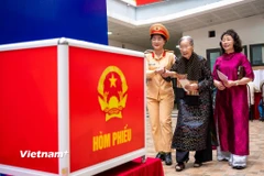 Trong niềm hân hoan của ngày hội toàn dân hôm nay, nhiều cử tri lớn tuổi lại nhớ về ký ức cách đây 50 năm, họ cũng phấn khởi đi bỏ phiếu trong kỳ bầu cử đầu tiên sau ngày đất nước thống nhất. (Ảnh: Minh Sơn/Vietnam+)