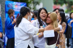 Thí sinh rạng rỡ kết thúc ngày thi tốt nghiệp THPT đầu tiên vì đề Toán 'dễ thở’