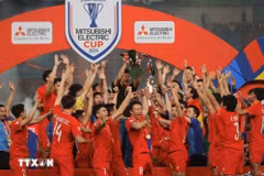 Việt Nam nâng cúp vô địch AFF Cup 2024 ngay trên sân của Thái Lan. (Ảnh: Minh Quyết/TTXVN) 