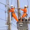 Do thời tiết nắng nóng cực đoan đã đẩy nhu cầu sử dụng điện sinh hoạt lên cao, khiến giá điện sinh hoạt tăng 2,38%.. (Ảnh: TTXVN)
