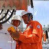 Công nhân Tổng Công ty Điện lực Miền Trung kiểm tra, sửa chữa hệ thống điện đảm bảo vận hành an toàn. (Ảnh: TTXVN)
