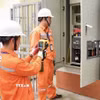 Công nhân EVNHANOI rà soát an toàn điện thông qua máy đo nhiệt bằng tia hồng ngoại. (Ảnh: Quốc Lũy/TTXVN)