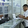Người dân đến làm thủ tục, giấy tờ tại Bộ phận tiếp nhận và trả kết quả phường Trần Hưng Đạo, thành phố Nam Định. (Ảnh: Công Luật /TTXVN)