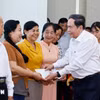 Chủ tịch Quốc hội Trần Thanh Mẫn đến thăm, chúc Tết và tặng quà cho các gia đình chính sách trên địa bàn phường Bình Thủy, thành phố Cần Thơ. (Ảnh: Doãn Tấn/TTXVN)