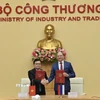 Thứ trưởng Trương Thanh Hoài và Thứ trưởng Alexey Vladimirovich Gruzdev đã thay mặt Bộ Công Thương Việt Nam và Liên bang Nga ký Bản ghi nhớ. (Ảnh: Trần Việt/TTXVN)