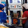 Mua bán xăng sinh học tại một cửa hàng của Petrolimex. (Ảnh: Trần Việt/TTXVN)