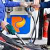 Mua, bán xăng tại điểm kinh doanh xăng dầu Petrolimex tại Hà Nội. (Ảnh: Lê Đông/TTXVN)