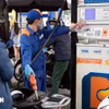 Khách hàng mua bán xăng, dầu tại một điểm kinh doanh xăng dầu của Petrolimex trên địa bàn Hà Nội. (Ảnh: Trần Việt/TTXVN)
