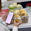 Người tiêu dùng quét mã để truy xuất nguồn gốc của sản phẩm. (Ảnh: PV/Vietnam+)
