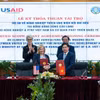 Lễ Ký kết thoả thuận tài trợ hợp tác giữa USAID và Bộ Nông nghiệp và Phát triển nông thôn về Dự án nông nghiệp thích ứng biến đổi khí hậu tại đồng bằng sông Cửu Long. (Ảnh: Bộ Nông nghiệp và Phát triển nông thôn)