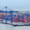 Nếu chỉ tính hàng hóa có xuất xứ Việt Nam và Singapore, Việt Nam đang xuất siêu hơn 2,56 tỷ SGD sang Singapore. (Ảnh: PV/Vietnam+)