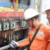Nhân viên EVNHANOI kiểm tra vận hành các thiết bị điện. (Ảnh: Đức Duy/Vietnam+)