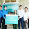 Trao tặng căn nhà tình nghĩa cho cựu thanh niên xung phong ở Nghệ An. (Ảnh: TTXVN)