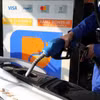 Mua bán xăng, dầu tại một điểm kinh doanh của Petrolimex. (Ảnh: Trần Việt/TTXVN)