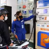 Mua, bán xăng tại điểm kinh doanh xăng dầu Petrolimex trên đường Trần Hưng Đạo, quận Hoàn Kiếm, Hà Nội. (Ảnh: Lê Đông/TTXVN)