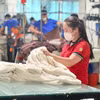 Để hoàn thành mục tiêu xuất khẩu 48-49 tỷ USD trong năm 2026, ngành dệt may cần đạt kim ngạch bình quân 4,31-4,46 tỷ USD/tháng trong 7 tháng cuối năm. (Ảnh: PV/Vietnam+)