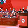 Đoàn Chủ tịch điều hành Đại hội tham gia biểu quyết bầu Ban Chấp hành Trung ương Hội Chữ thập đỏ Việt Nam khóa XII, nhiệm kỳ 2026-2031. (Ảnh: Thanh Tùng/TTXVN)