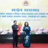 Bà Bùi Thị Minh Hoài, Ủy viên Bộ Chính trị, Bí thư Trung ương Đảng, Bí thư Đảng ủy Mặt trận Tổ quốc, các đoàn thể Trung ương, Chủ tịch Ủy ban Trung ương Mặt trận Tổ quốc Việt Nam tham dự, trao quyết định và tặng hoa cho ông Nguyễn Anh Tuấn, Bí thư Đảng ủy, Chủ tịch Tổng Liên đoàn lao động Việt Nam nhiệm kỳ 2023-2028. (Ảnh: Tổng Liên đoàn Lao động Việt Nam)