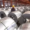 Công nhân kiểm tra các thanh cuộn nhôm tại nhà kho trong khu công nghiệp ở Tân Châu, tỉnh Sơn Đông, Trung Quốc. (Nguồn: REUTERS/TTXVN)