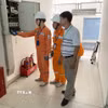 Công nhân (EVNHANOI) hướng dẫn khách hàng sử dụng điện an toàn, tiết kiệm. (Ảnh: Quốc Lũy/ TTXVN)