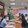 Người dân được hướng dẫn thực hiện thủ tục hành chính tại Trung tâm phục vụ Hành chính công phường Hạ Long, Quảng Ninh. (Ảnh minh họa. Nguồn: TTXVN)