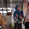 Bà Ên Ha Sina, phường Tân Ninh, tỉnh Tây Ninh được tiếp cận nguồn vốn vay Ngân hàng Chính sách Xã hội nuôi bò sinh sản, cải thiện kinh tế gia đình, phấn đấu vươn lên thoát nghèo. (Ảnh: PV/Vietnam+)