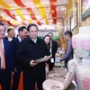 Thủ tướng Phạm Minh Chính tham quan trưng bày sản phẩm thủ công, mỹ nghệ. (Ảnh: Dương Giang/TTXVN)