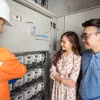 Nhân viên EVN hướng dẫn khách hàng sử dụng điện tiết kiệm, hiệu quả. (Ảnh: PV/Vietnam+)
